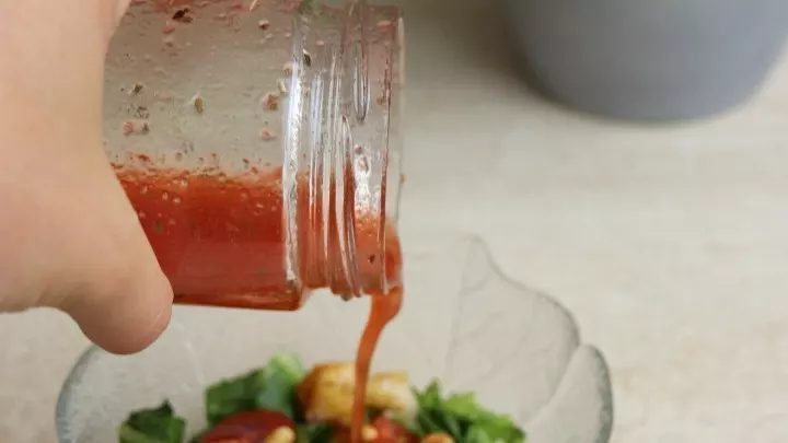 Probiere das Salatdressing bevor du es über den Salat gibts, falls du es noch mit Kräutern verfeinern möchtest. 