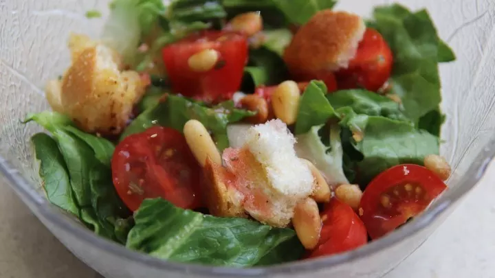 Und fertig! Das Salatdressing verleiht deinem Salat nicht nur einen neuen Farbstich, sondern auch eine ganz besonders fruchtige Note. Guten Appetit! 
