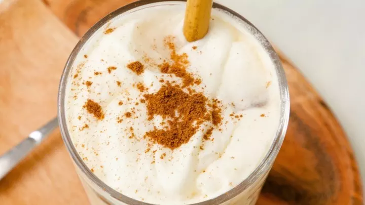 Der Iced Latte mit Cold Foam schmeckt nicht nur mit Zimt, sondern mit jedem Sirup deiner Wahl!