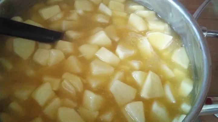 Die Apfelwürfel werden jetzt im Apfelsaft zusammen mit dem Zucker einmal kurz aufgekocht. Ein wenig Abkühlung ist dann angezeigt.