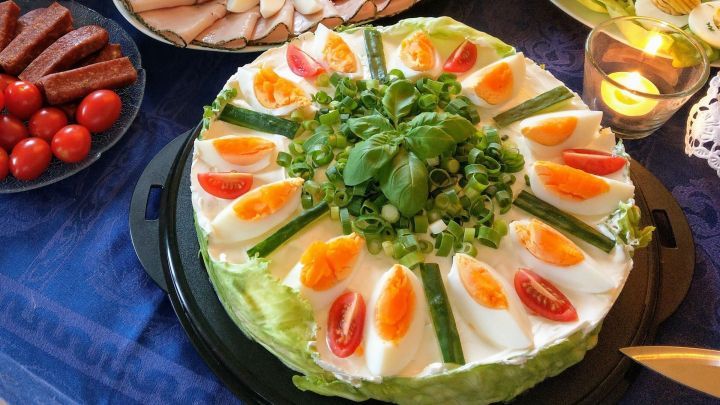 Du möchtest mal etwas anderes als Salat in der Schüssel servieren? Dann ist diese köstliche Salattorte genau das Richtige – ein echter Hingucker!