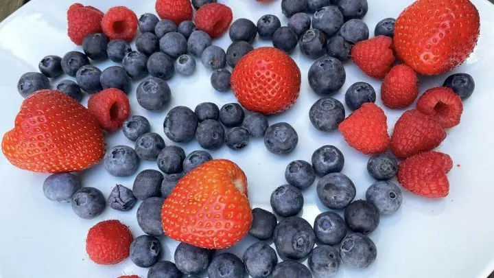 Wie friert man Beeren richtig ein, sodass sie beim Auftauen nicht matschig werden? Lies hier die wichtigsten Tipps für das Einfrieren von Beeren.