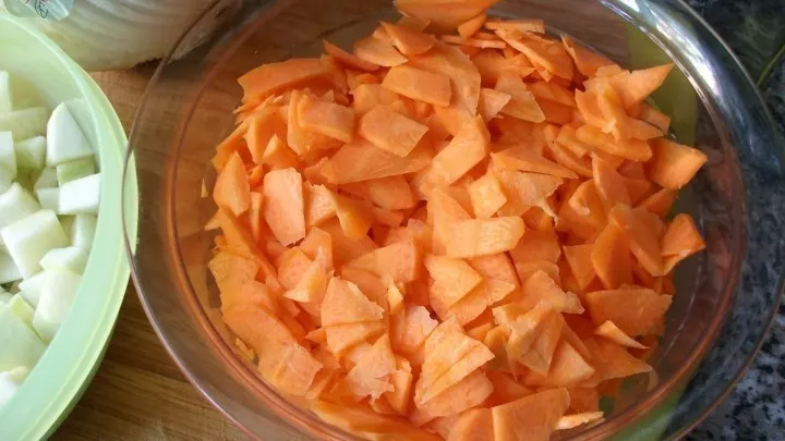 Erst mal die Karotte klein schnippeln, je kleiner und  dünner, desto schneller ist das Gericht beim Kochen gar.