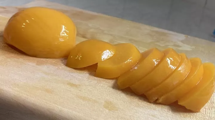 Als Vorbereitung den Pfirsich in Scheiben schneiden. Entweder aus der Dose oder frisch, diese sollten aber gehäutet werden.