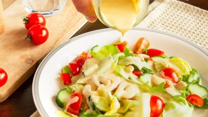 Über den Salat großzügig das Zitronen-Tahini-Dressing verteilen – und fertig! Guten Appetit und viel Spaß beim Ausprobieren.