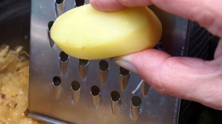 Sauerkrautgerichte werden schmackhafter, wenn man eine geraffelte Kartoffel dazugibt.