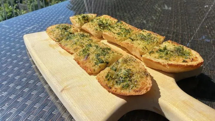 Leckere Roasted Garlic Bread: Es ist super schnell & einfach zubereitet und als Snack genauso wie als Beilage der totale Renner!