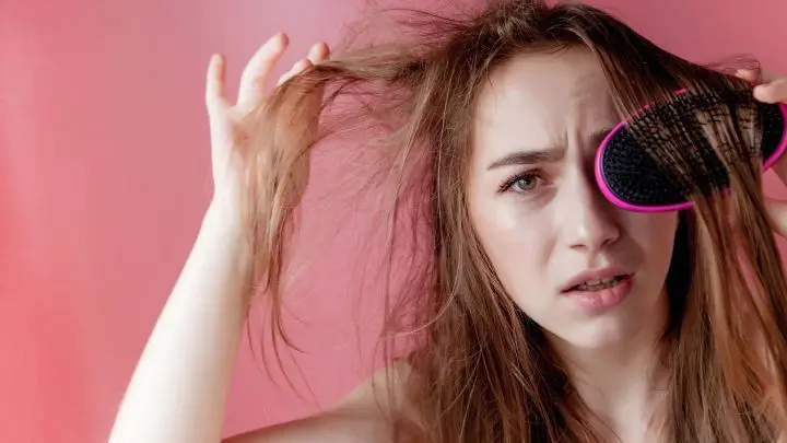 Mit diesen einfachen Tipps & Hausmitteln bekommst du schnell fettende Haare in den Griff.