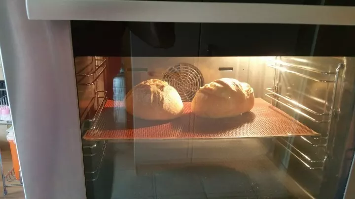 Brote in dem vorgeheizten Ofen mit Dampf backen 30 Min. ohne Dampf weiter backen. Die letzten 10 Min. mit leicht geöffneter Tür. 
