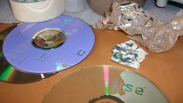 Zuerst bereitet man die CD vor, und zwar ritzt (kratzt) man die CD an einer Stelle auf der Beschichtung an, so dass sie quasi beschädigt ist und dann geht die Beschichtung ganz einfach ab, indem man mit z.B. einem Paktklebeband die Beschichtung abzieht.