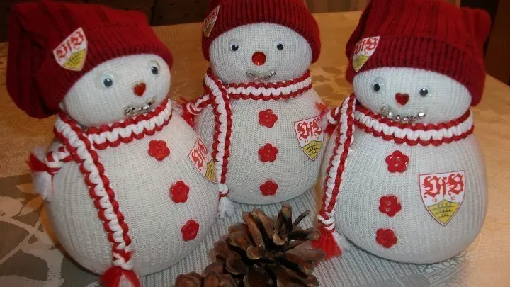 Schneemännchen mit VfB Stuttgart Logo darf ja nicht fehlen im Schwabenländle. Waren Geschenke zur Weihnacht. Schals aus Paracord.