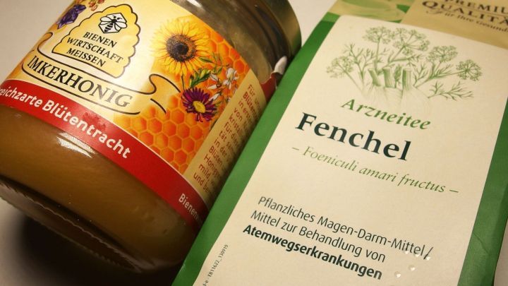 "Flüssighonig" aus Fencheltee und festem Honig hilft sehr gut gegen Husten.