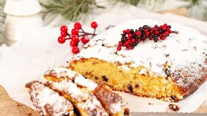 Frisch selbstgebackener Christstollen nach Omas Art