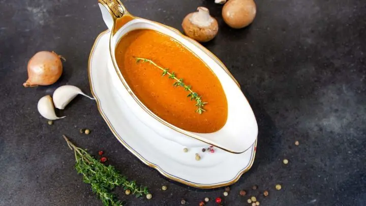 So kannst du aus einfachen Zutaten eine herrlich aromatische Soße zaubern, die vegan ist – perfekt zu Knödeln, Kartoffeln & Co.