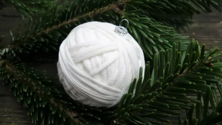 Wer mehr Baumschmuck haben möchte, aber nicht so viel Wolle hat, kann auch alten Weihnachtsschmuck, Styropor- oder Wattekugeln mit Wolle umwickeln.