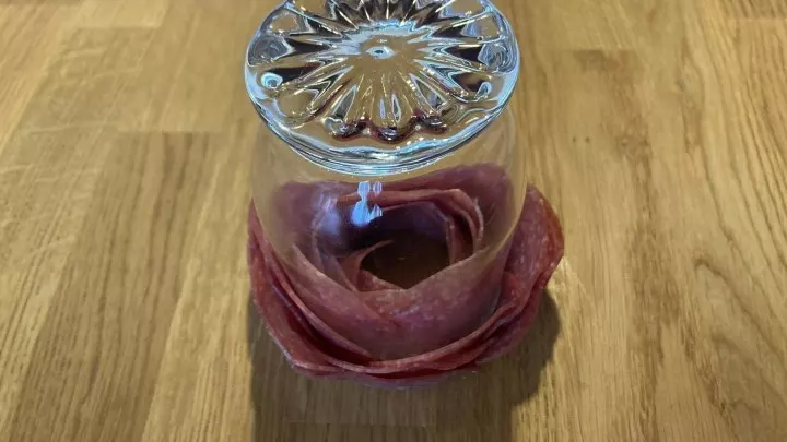 Je nach Glasgröße kannst du die Salami-Rose individuell anpassen und gestalten.