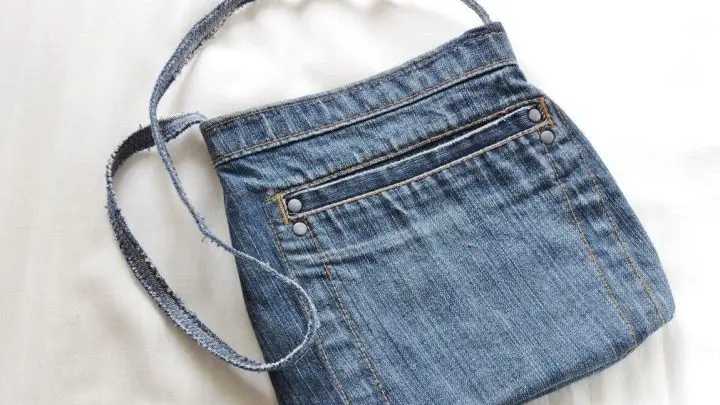 Alte Jeans sind robust und gut zum Recyceln. Nähe aus den 2 Taschen am Hinterteil eine praktische Umhängetasche.