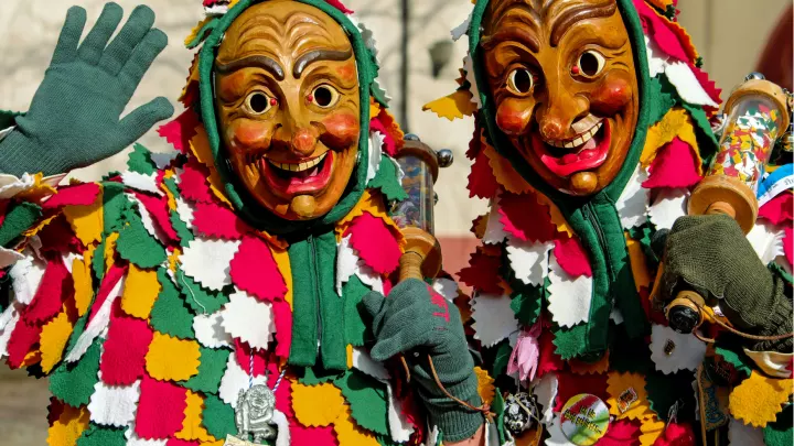 Bunte Farben und aus Holz geschnitzte Masken: Das sind die traditionellen Kostüme auf Faschingsumzügen!