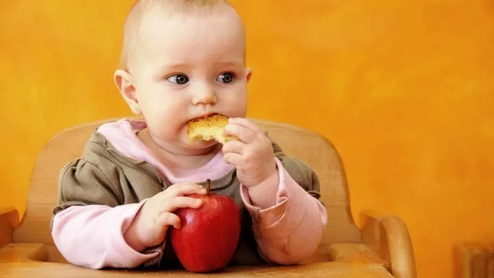 Kleinkinder und Babys lieben Zwieback. Bestimmt möchtest du darauf achten, dass der Zwieback möglichst wenig oder gar keinen Zucker enthält. Nimm statt Zucker einfach 2 reife, zerdrückte Bananen.