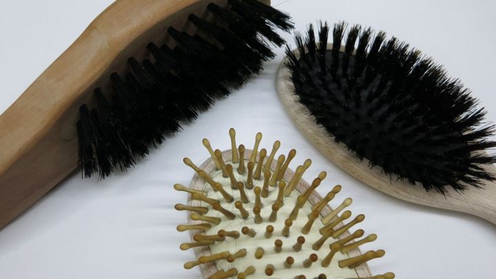 Haarbürsten, Kämme und Curleraufsätze werden wieder wie neu mit heißem Wasser und Haarshampoo. Reste von Haarspray und Festiger lösen sich auf und die Haare lassen sich leicht entfernen.