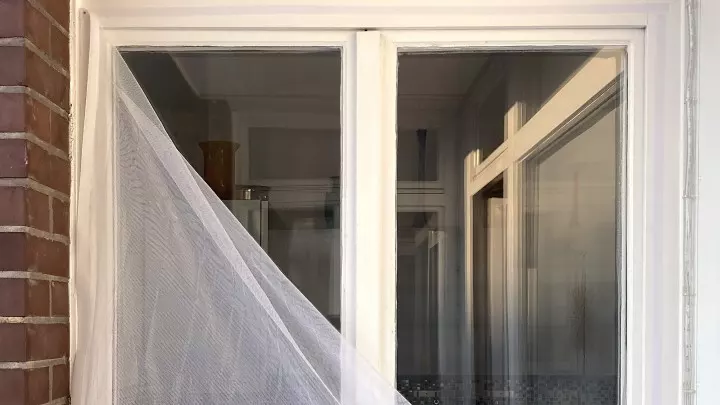 Die Fliegengitter-Gaze ist weich wie ein Tuch und kann problemlos per Klettband auf den Fensterrahmen aufgespannt und wieder abgenommen werden.