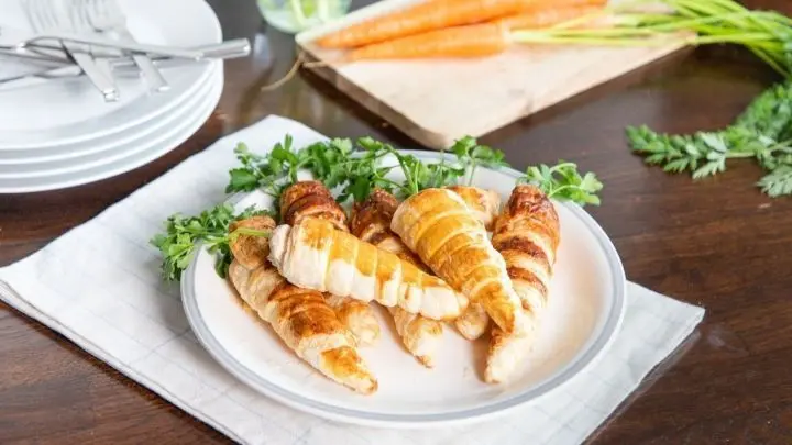 An Ostern muss was Besonderes her? Dann probiere diese Blätterteigkarotten mit Frischkäsefüllung.