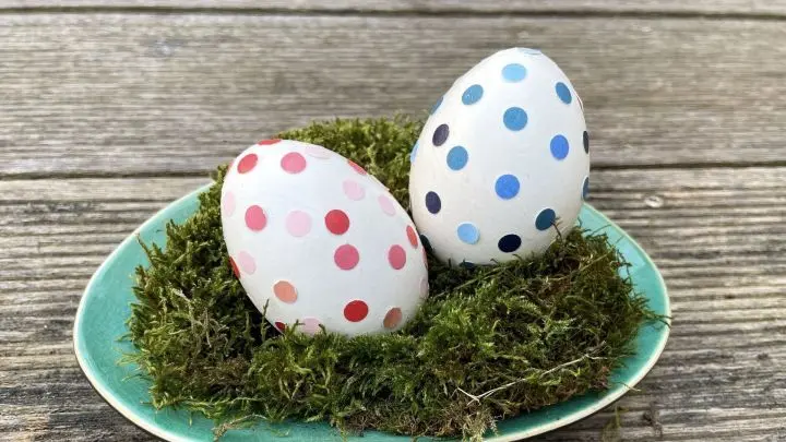 Die gepunkteten Ostereier mit Konfetti sind kinderleicht zu machen und die ganze Familie kann mithelfen.