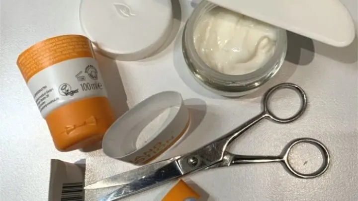 Weniger verschwenden, mehr pflegen: Mit ein paar Handgriffen bekommst du Creme & Co. restlos aus der Tube.