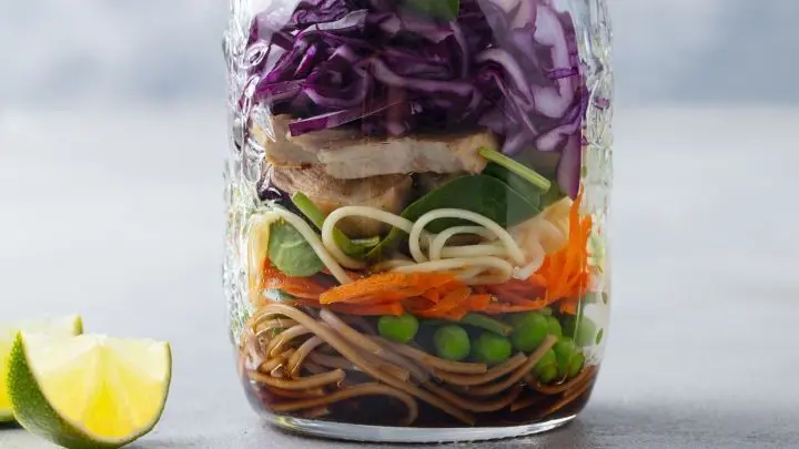 Schnell muss es gehen, gesund soll es sein und auch noch gut schmecken? So machst du deine eigene 5-Minuten-Terrine.