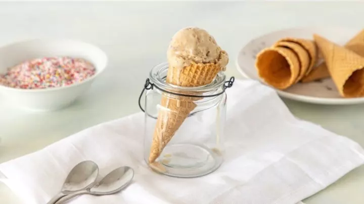 Cremig, köstlich und ohne Kristalle: deine Capuccino-Nicecream kannst du blitzschnell und ohne Eismaschine zubereiten. 