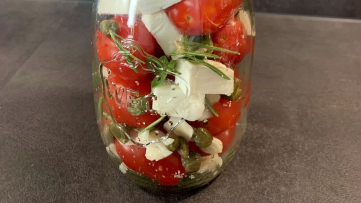 Eingelegte Cherrytomaten mit Feta &amp; Kräutern - Rezept | Frag Mutti