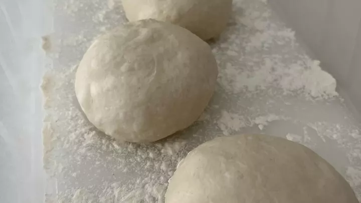 Aus 1 kg Mehl lassen sich 6-7 Pizzaballen à 270 - 300 g formen. Wichtig ist, dass die Ballen eine straffe Oberflächenspannung haben.