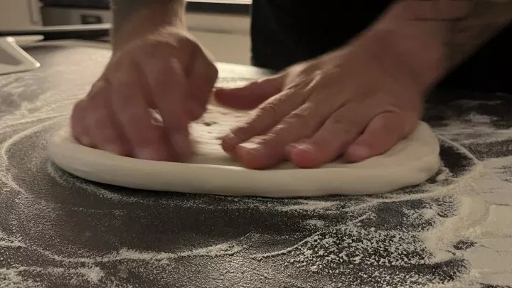 Beim formen des Pizzabodens gibt es verschiedene Techniken. Schau dir am besten auf Youtube an, wie das geht.