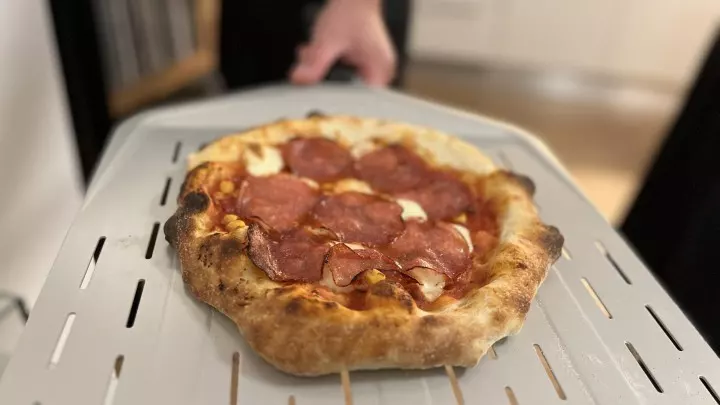 Pizzaschieber mit Öffnung, ein Pizzastein und optional ein kleiner Pizzaofen ermöglichen die perfekte Pizza wie vom Italiener.