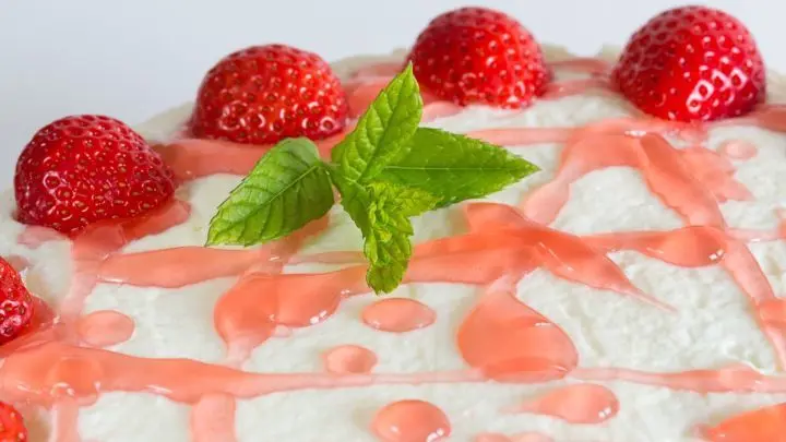 Entdecke jetzt diesen leckeren "No Bake" Spaghettieis-Kuchen und probiere ihn aus. Er schmeckt himmlisch, cremig und fruchtig!
