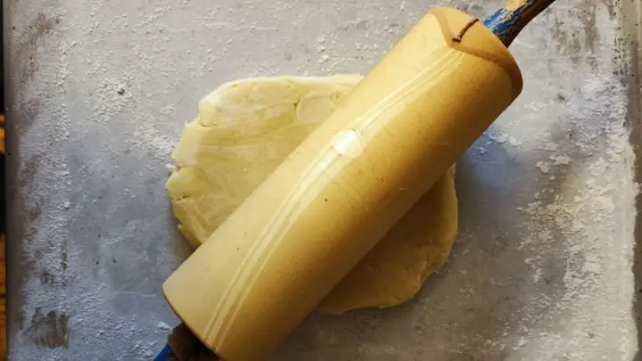 Du hast keine Lust mehr darauf, Mehl auf der Arbeitsplatte zu verstreuen, damit kein Teig am Nudelholz klebt? Mit diesem Trick klebt nichts mehr!