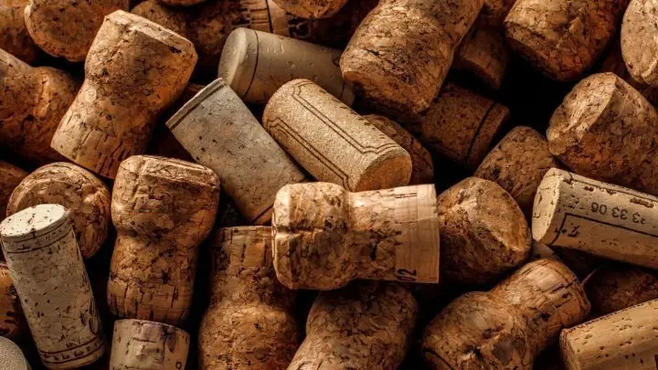Du kriegst den Korken nicht geploppt? Dann probiere ihn mithilfe einer Küchenschere und eines Handtuchs zu lockern.