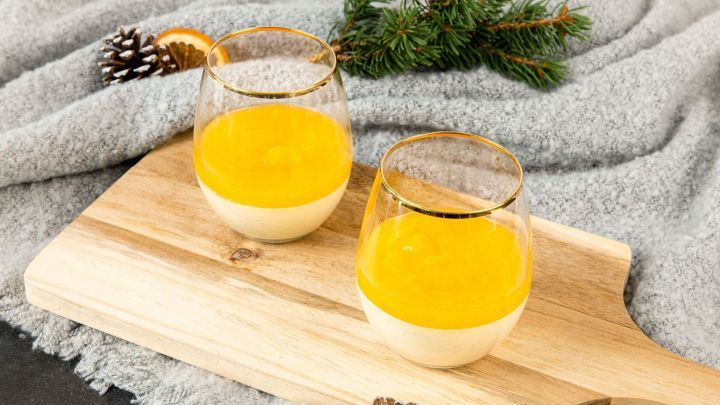 Samtig cremig und fruchtig herb: Diese Panna Cotta ist der perfekte Abschluss für ein gelungenes Abendessen - auch in der Weihnachtszeit.