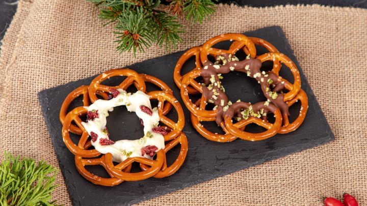 Schon mal Weihnachtsdeko gegessen? Nein? Dann wirds aber Zeit! Wir zeigen dir heute, wie du diese weihnachtlichen Brezel-Kränze machen kannst.