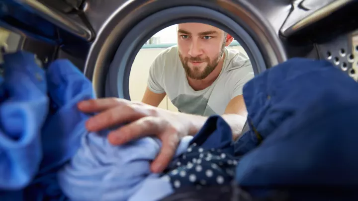In einer Wohngemeinschaft ist es sinnvoll, die Wäsche gemeinsam zu waschen, damit die Maschine voll ausgelastet werden kann.