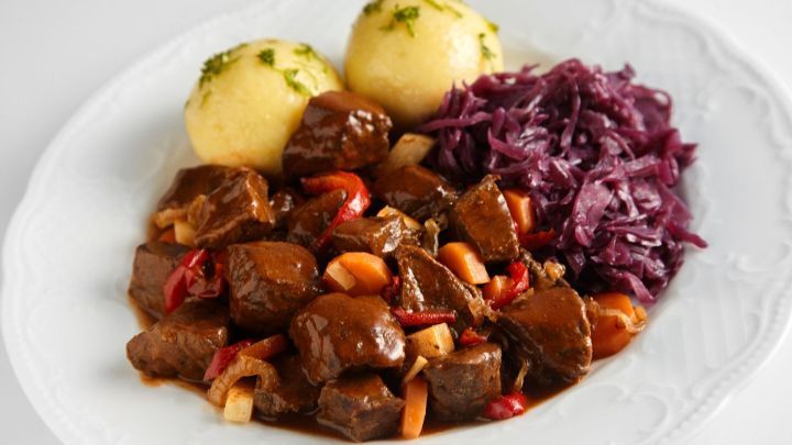 Hast du keine Lust auf den traditionellen Gänsebraten zu Weihnachten? Dann probier doch mal dieses Glühweingulasch aus.