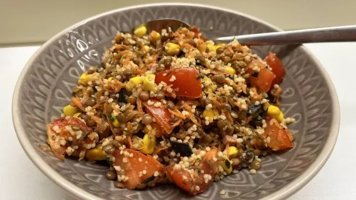 Der Couscous-Berglinsensalat überzeugt jeden Salatmuffel mit seinem zarten, nussigen Geschmack. Lass dich von diesem Rezept inspirieren!