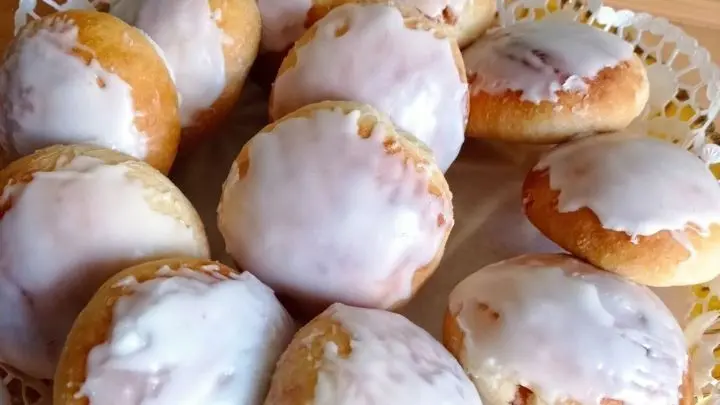 Luftig-locker, saftig-süß: Berliner sind unwiderstehlich, aber kalorienreich. Deshalb kommt hier eine kalorienarme Variante aus dem Backofen.