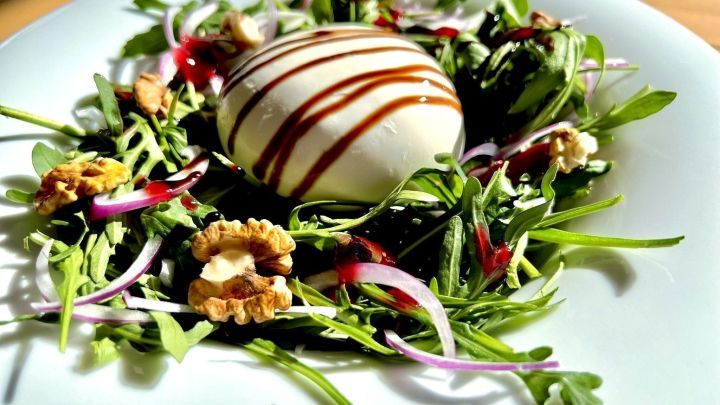 Burrata-Salat wird gerade auf TikTok ziemlich gehyped. Zurecht? Ich habe den Salat leicht abgewandelt ausprobiert und war überrascht.