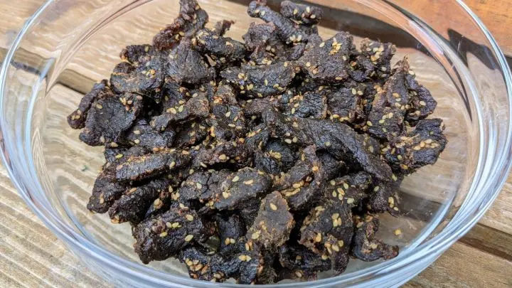 Beef Jerky kannst du ganz einfach in der Heißluftfritteuse selber machen. Im Rezept, erfährst du, wie das geht.