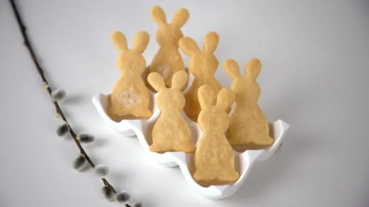 4 Zutaten – mehr brauchst du nicht, um die Osterplätzchen zum Ausstechen zu zaubern, ein Muss beim Osterkaffee.