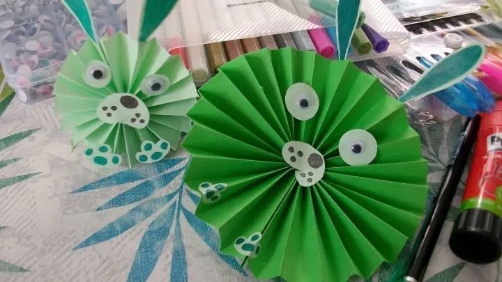 Bist du noch auf der Suche nach einem schnell gemachten DIY-Projekt zu Ostern? Dann probiers mal mit diesen süßen Osterhasen aus Papier.