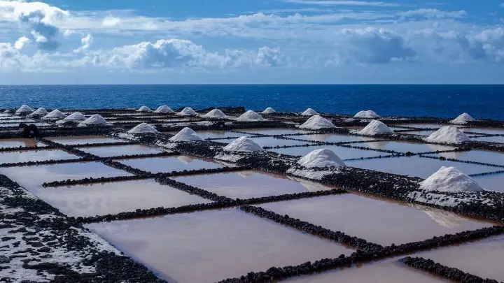 In dieser Saline auf La Palma wird Meersalz hergestellt, indem es von der Sonne verdunstet wird.