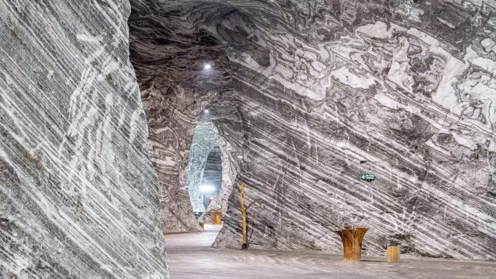 Steinsalz wird in Salzbergwerken unterirdisch aus großen Salzflözen herausgeschlagen und zerkleinert.