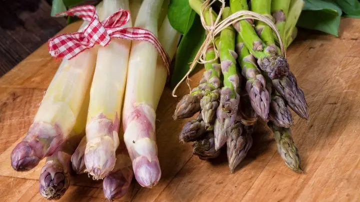 Wie erkennt man frischen Spargel und worauf ist beim Einkaufen, Lagern und beim Zubereiten von Spargel zu achten? Alles Wichtige liest du hier.
